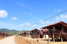 Vietnamese businesses help stabilise lives of Lao ethnic people 