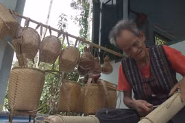 Artisan carries on Raglai traditional craft