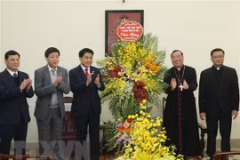 Hanoi leaders convey Christmas greetings to local Catholics