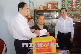 Front leader gives Tet gifts to poor households