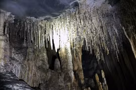 Quang Binh offers new tours to explore Vom, Gieng Vooc caves