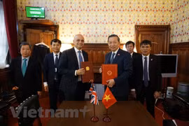 Vietnam, UK ink MoU on anti-human trafficking cooperation