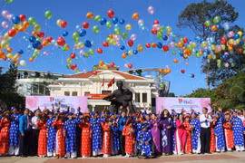 100 couples join collective wedding in HCM City