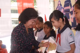 Vu A Dinh scholarships presented to Dong Nai’s ethnic students