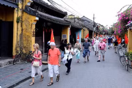 Vietnamese cities receive ASEAN Clean Tourist Awards