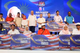 Malaysia’s taxi drivers to get fuel cards 