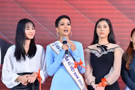Vietnamese beauty contestant raises HIV awareness