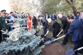 Party chief lays flower at President Ho Chi Minh’s statue in Moscow