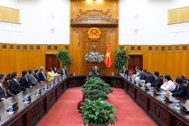 PM encourages Singaporean firms to invest in Vietnam
