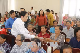 Tet gifts for national revolutionary contributors