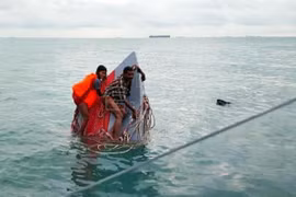 Boat carrying immigrants capsizes off Malaysia