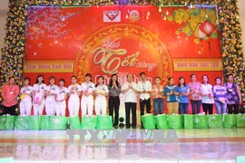 Ho Chi Minh City leaders share pre-Tet joy with workers 