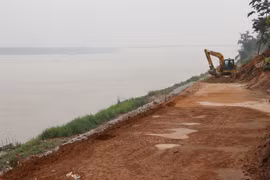 Hanoi dykes in peril amid flood season