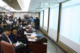 Vietnam stocks fall on low confidence