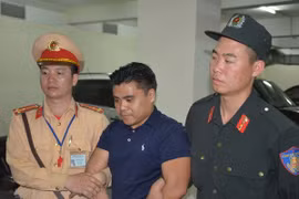 Quang Ninh: Foreign-registered car found carrying 100 bricks of heroin