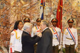 Party chief presents Golden Star Order to Cuban leader