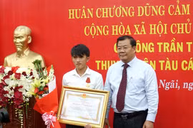 Quang Ngai fisherman praised for saving others at sea