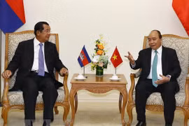 PM Nguyen Xuan Phuc holds talks with Cambodian counterpart Hun Sen