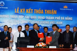 Da Nang, Vietnam Airlines shake hands in tourism, trade promotion
