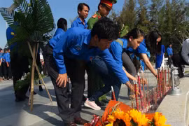 Khanh Hoa authorities commemorate 64 Gac Ma naval martyrs 