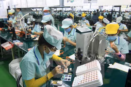 RoK investors get investment licenses in Vinh Phuc province