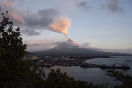 Philippines: Mayon volcano spews ash