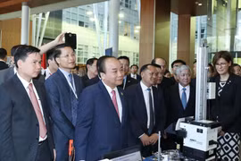 PM enjoys smart technological show in Canada’s university 