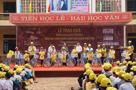 Charity programme supports poor students in Ninh Binh