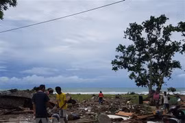 Death toll from Indonesia tsunami climbs to 373