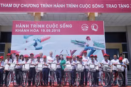 Khanh Hoa: Bicycles presented to disadvantaged students 