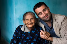 Photo of old Vietnamese woman sold for 30,000 USD
