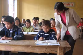 Scholarships presented to 300 poor students in Hoa Binh