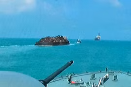 Singapore navy prevents pirate attack 