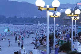 Tourists enjoy swimming at night near Tran Phu Street in Nha Trang. (Photo vnexpress.net)