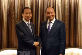 PM Nguyen Xuan Phuc receives Japanese LDP Secretary General