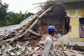 7.5-magnitude earthquake hits Indonesia