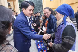 Hanoi mayor pays Tet visits to disadvantaged people 