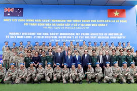 Vietnamese, Australian PMs visit peace-keeping hospital