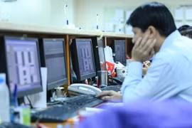 Firms rush to buy back shares following global trend