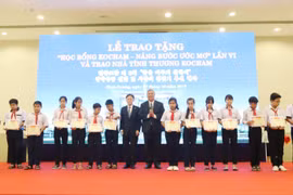 Scholarships presented to poor students in Binh Duong 