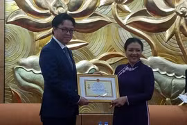 Friendship insignia presented to Cambodian Ambassador 