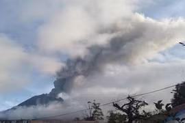 Indonesia issues flight warning due to volcanic eruptions