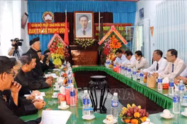 An Giang province’s officials send greetings to Hoa Hao Buddhists 