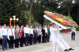 Top legislator pays tribute to fallen soldiers 