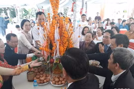 HCM City’s officials extend Bunpimay greetings to Lao officials