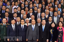 PM meets with outstanding intellectuals, scientists