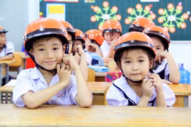 Programme encourages children in Yen Bai to wear helmets 