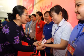 HCM City officials join workers in Tet celebration
