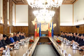 PM Phuc holds talks with Romanian counterpart