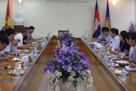 Government officials pay working visit to Cambodia